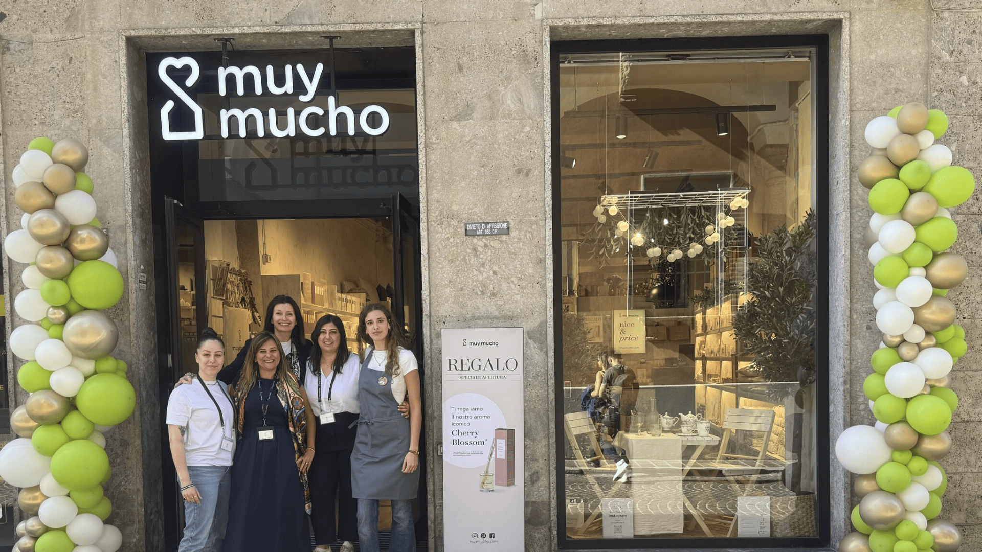 exterior tienda muy mucho