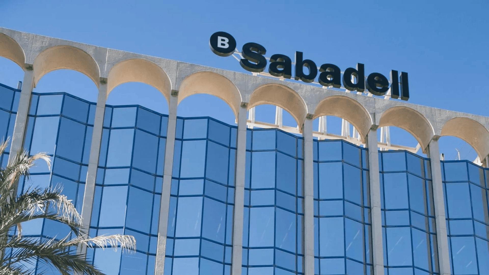 fachada y logo de banco sabadell