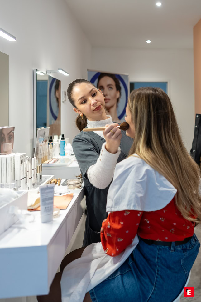 praticienne maquillant une cliente