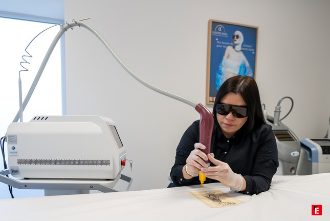 praticienne utilisant une machine