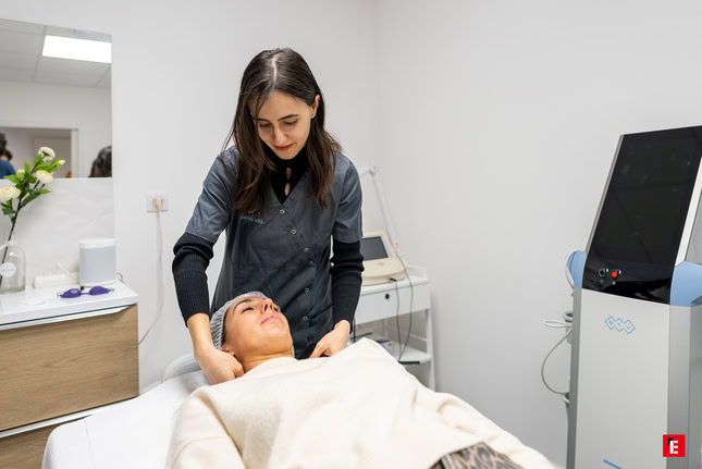 praticienne massant les épaules d'une cliente