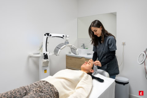 praticienne faisant un soin à la tete à une cliente