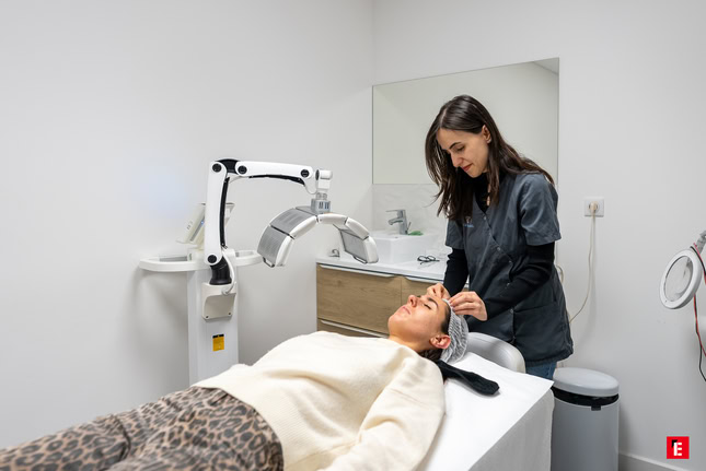 praticienne faisant un soin à la tete à une cliente