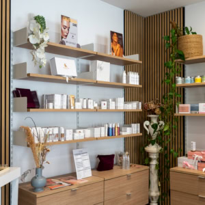 étagère de produits de beauté