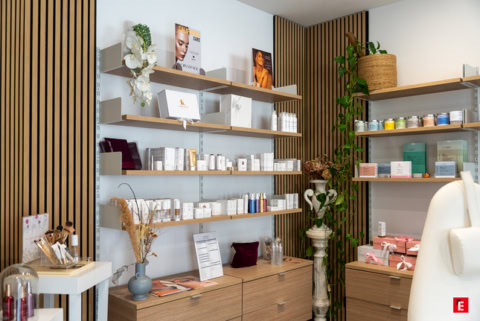 étagère de produits de beauté