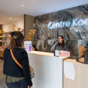une client entrant dans le centre de beauté