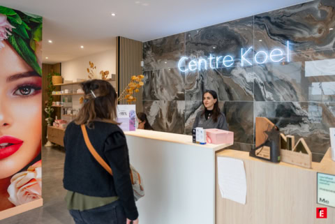 une client entrant dans le centre de beauté