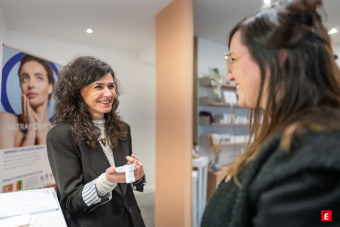 2 femmes discutant de conseils beauté