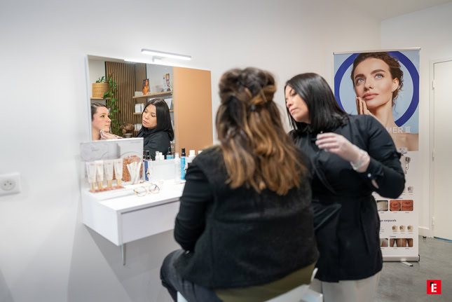 praticienne faisant un soin à une cliente