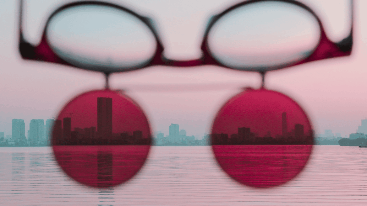 gafas y vista de una ciudad