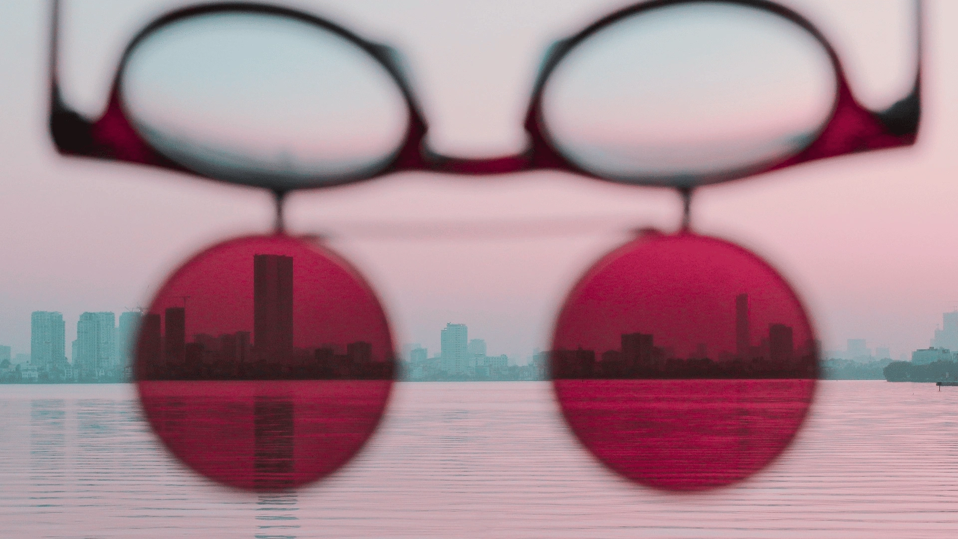 gafas y vista de una ciudad