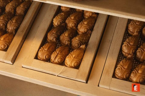 galletas artesanales en forma de pez sobre bandejas