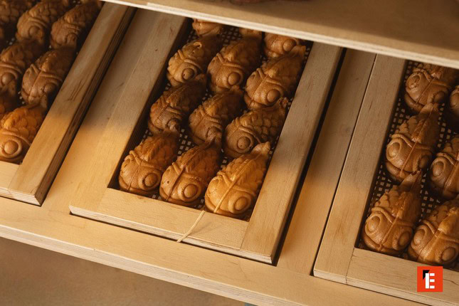 galletas artesanales en forma de pez sobre bandejas