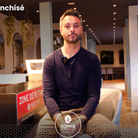 Gautier, franchisé posant dans une boulangerie sophie lebreuilly