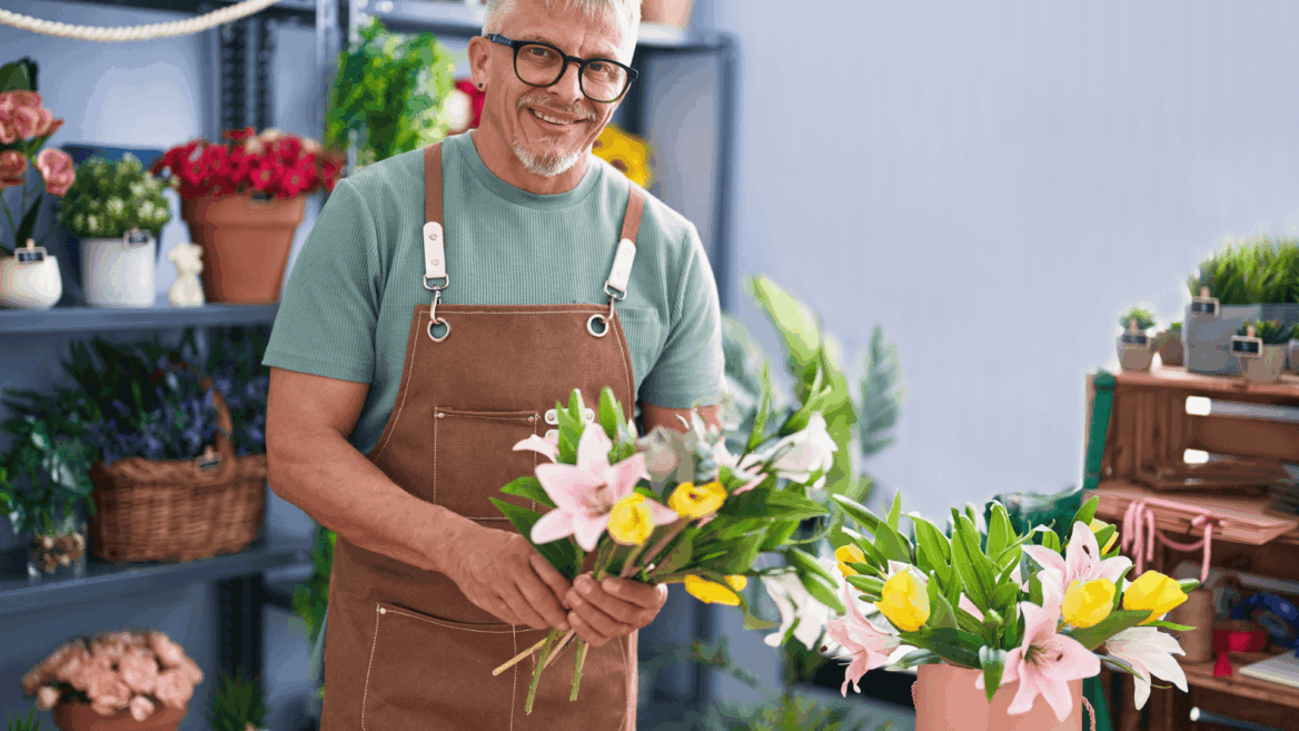 hombre con flores en floristería