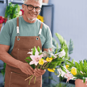 hombre con flores en floristería