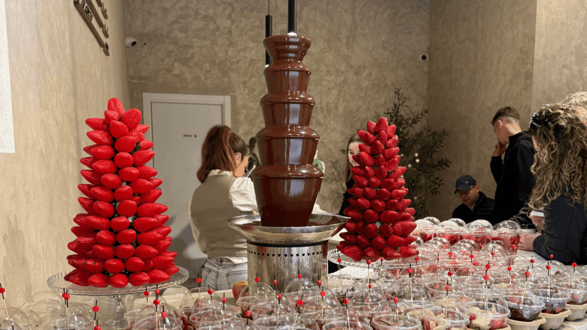 interior fragaria chocolate y fresas