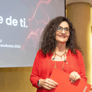 la ceo de eroski en una presentación con pantallas (1)