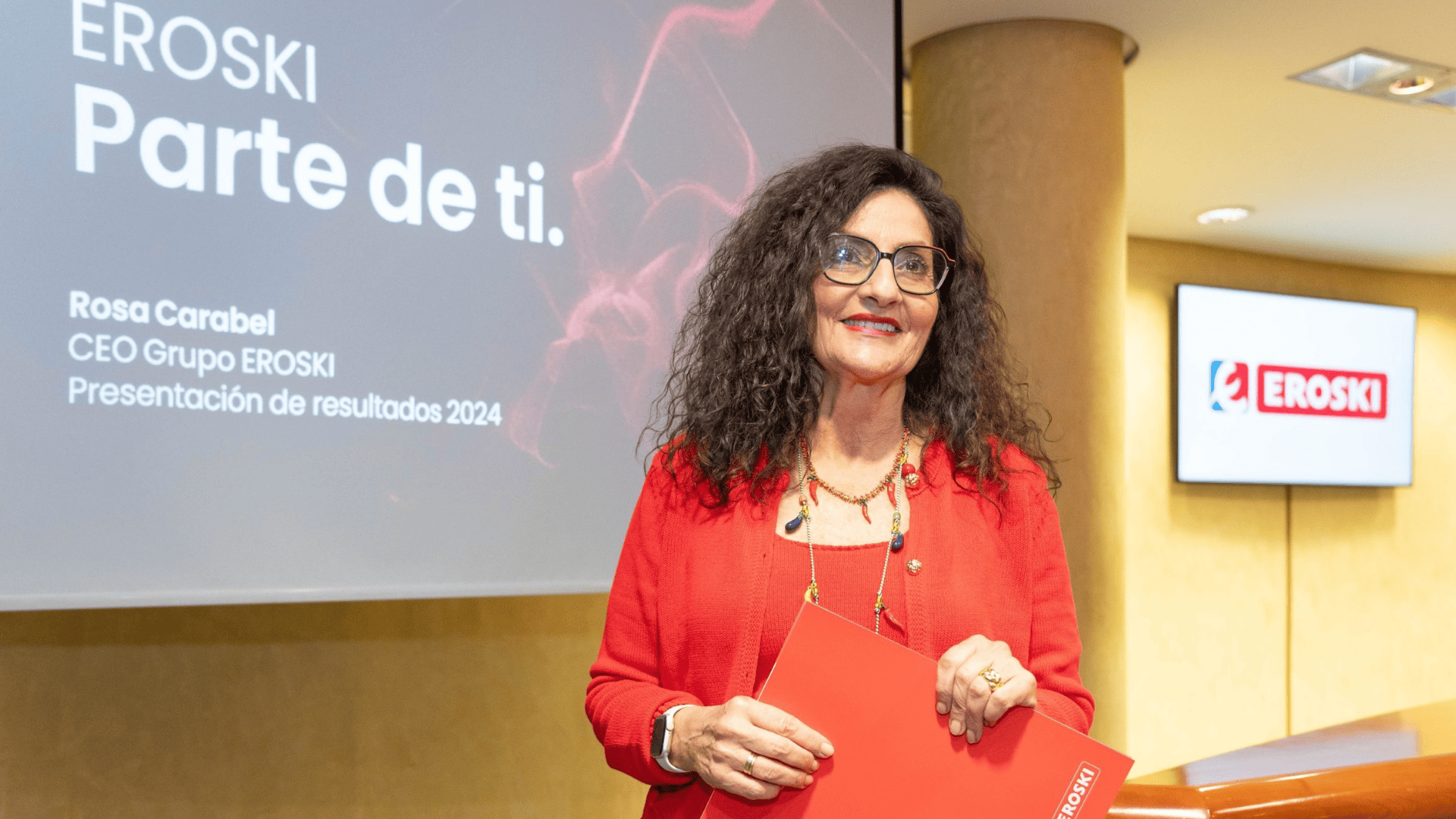 la ceo de eroski en una presentación con pantallas (1)