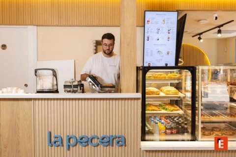 la pecera: cafetería con mostrador y vitrina