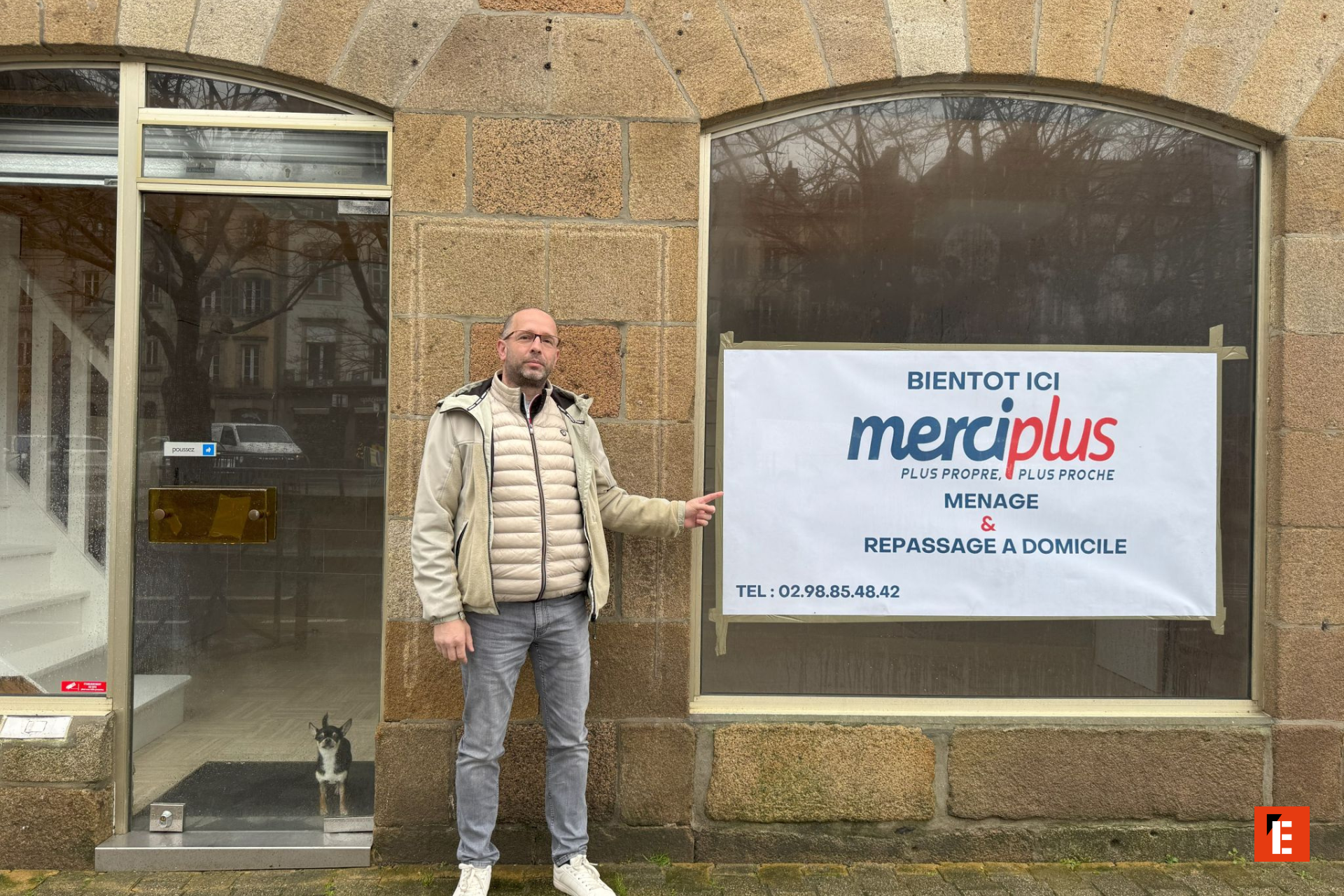 le nouveau franchisé de morlaix posant son magasin