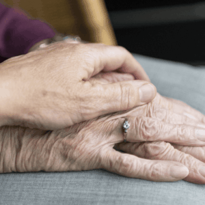 mano de persona mayor