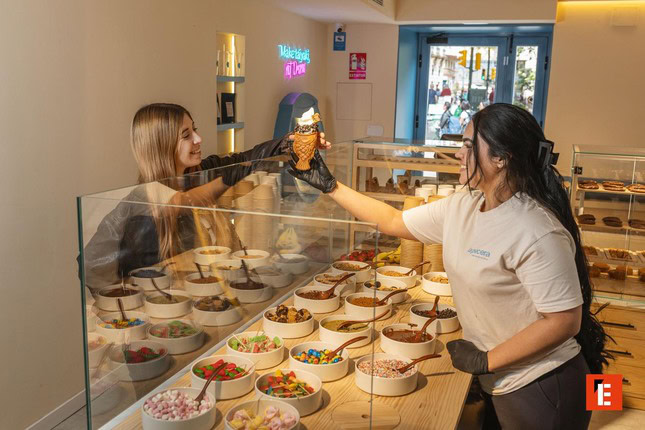 helado en cono con toppings en tienda moderna