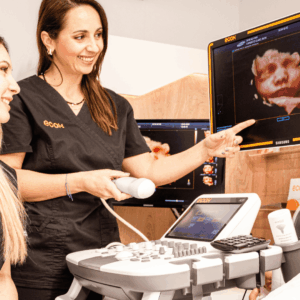 mujeres haciendo ecografía 3d bebé en ecox