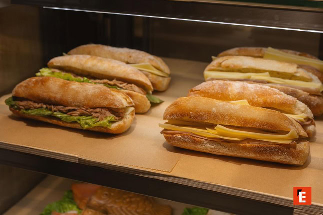 bocadillos de ciabatta con queso y lechuga