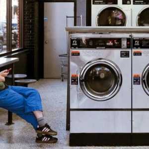 persona che aspetta in lavanderia automatica