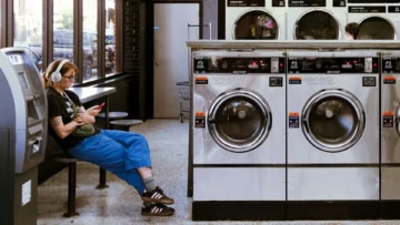 persona che aspetta in lavanderia automatica