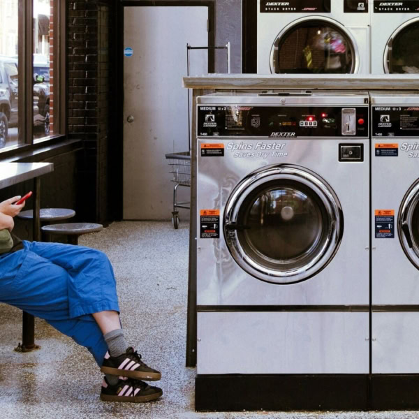 persona che aspetta in lavanderia automatica