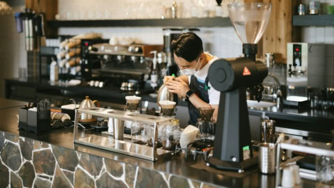 persona haciendo un café
