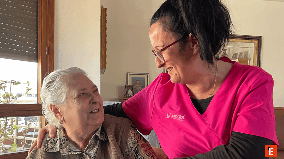 persona mayor y cuidadora