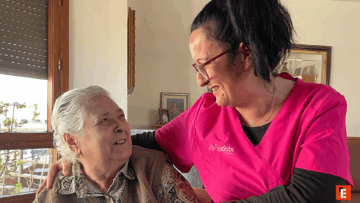 persona mayor y cuidadora