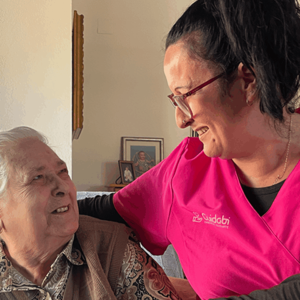 persona mayor y cuidadora