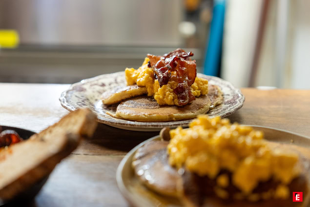 petit déjeuner gourmand : pancakes, Œufs brouillés et bacon