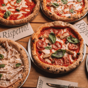 pizzas en una mesa grosso napoletano