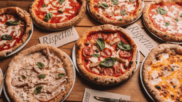 pizzas en una mesa grosso napoletano