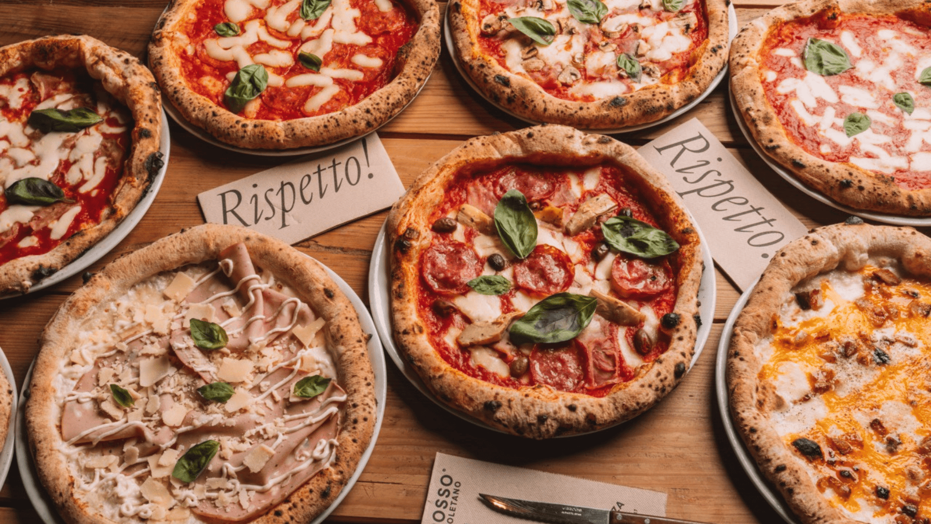 pizzas en una mesa grosso napoletano