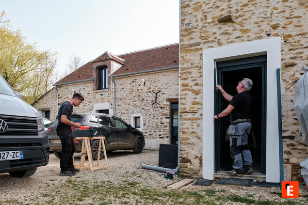 pose de porte sur maison en pierre