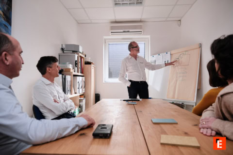 réunion dÉquipe avec présentation sur paperboard