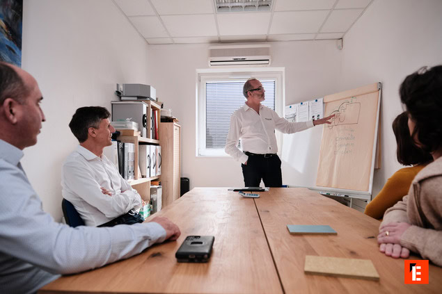 réunion dÉquipe avec présentation sur paperboard