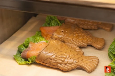 bocadillos pez rellenos de salmón y lechuga