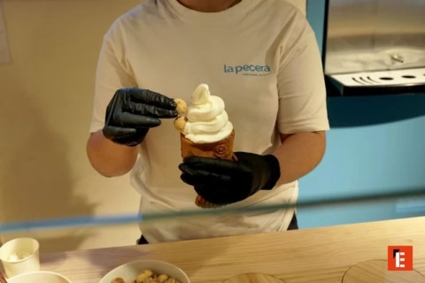 preparando helado suave en cono artesanal