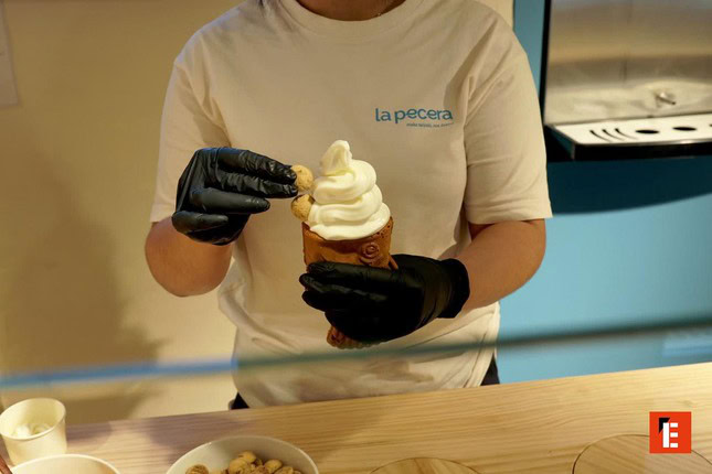preparando helado suave en cono artesanal