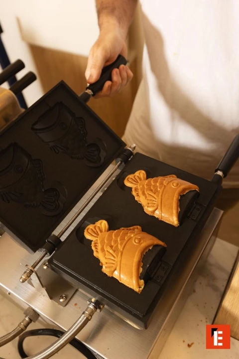 taiyaki de pez relleno recién hecho en plancha