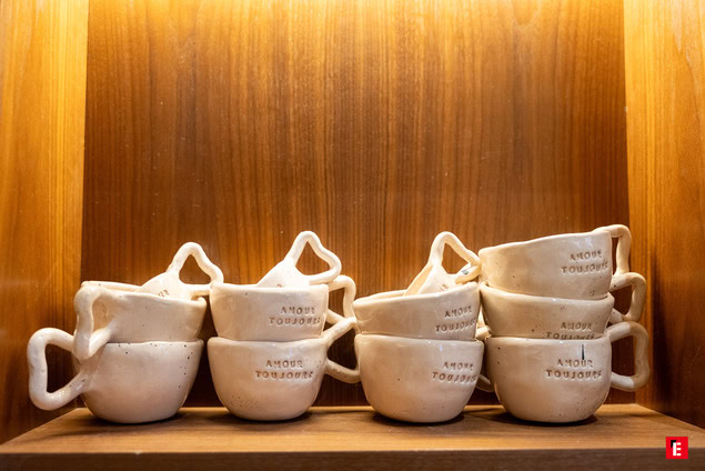 tasses artisanales «amour toujours» sur Étagère en bois