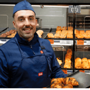 trabajador de dia en sección panadería