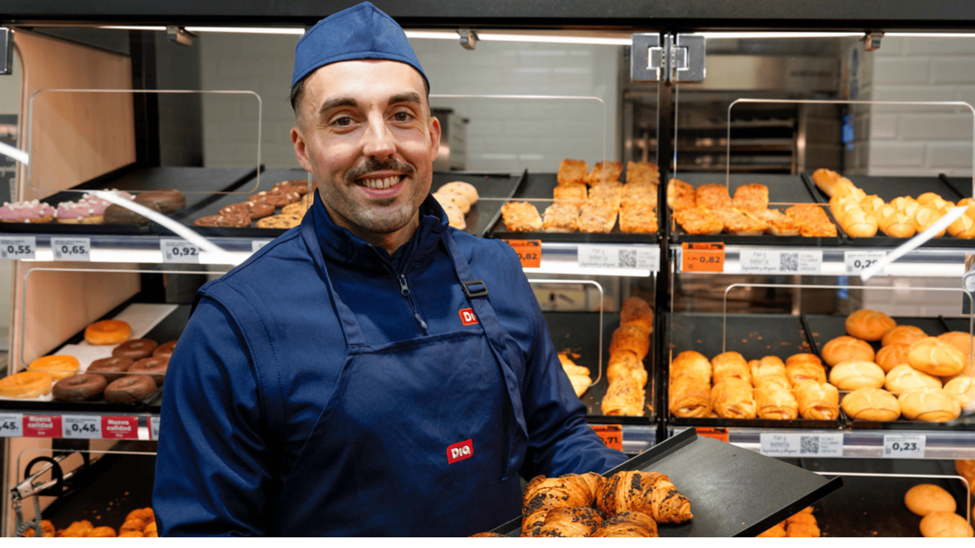 trabajador de dia en sección panadería